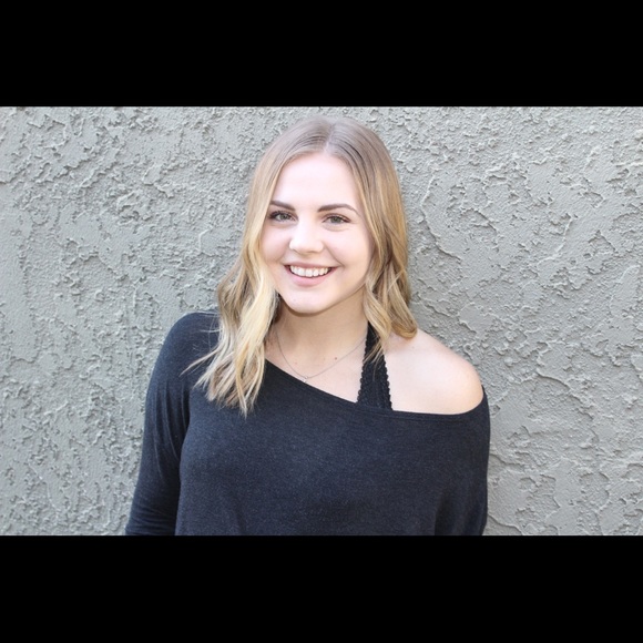 Meet your Posher, Ariana - Picture 2 of 2